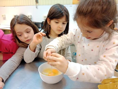Proyectos de cocina, deportes, el Día de la Madre, la Pascua Ortodoxa y el Día de la Liberación / Küchenprojekte, Sport, Muttertag, orthodoxes Ostern und Tag der Befreiung