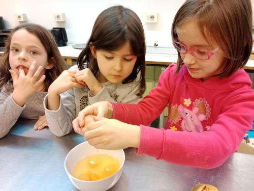 Proyectos de cocina, deportes, el Día de la Madre, la Pascua Ortodoxa y el Día de la Liberación / Küchenprojekte, Sport, Muttertag, orthodoxes Ostern und Tag der Befreiung
