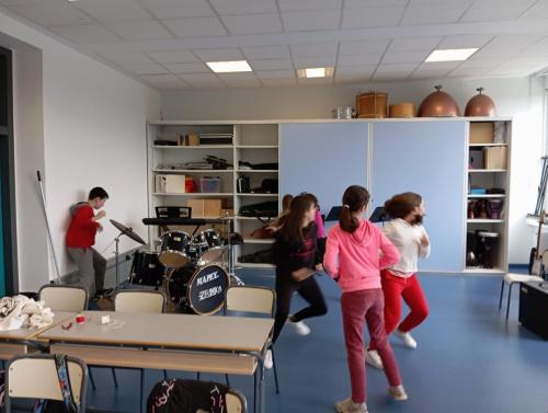 Proyectos de cocina, deportes, el Día de la Madre, la Pascua Ortodoxa y el Día de la Liberación / Küchenprojekte, Sport, Muttertag, orthodoxes Ostern und Tag der Befreiung