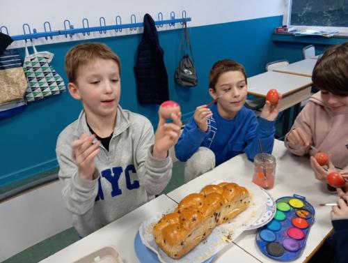 Proyectos de cocina, deportes, el Día de la Madre, la Pascua Ortodoxa y el Día de la Liberación / Küchenprojekte, Sport, Muttertag, orthodoxes Ostern und Tag der Befreiung