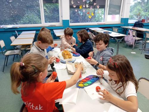 Proyectos de cocina, deportes, el Día de la Madre, la Pascua Ortodoxa y el Día de la Liberación / Küchenprojekte, Sport, Muttertag, orthodoxes Ostern und Tag der Befreiung