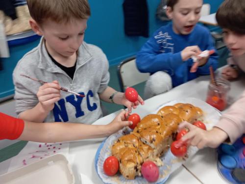 Proyectos de cocina, deportes, el Día de la Madre, la Pascua Ortodoxa y el Día de la Liberación / Küchenprojekte, Sport, Muttertag, orthodoxes Ostern und Tag der Befreiung