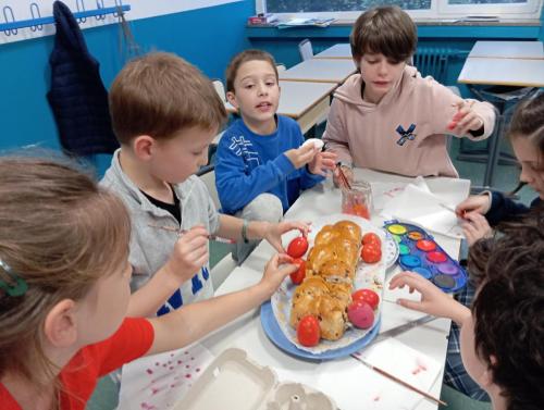 Proyectos de cocina, deportes, el Día de la Madre, la Pascua Ortodoxa y el Día de la Liberación / Küchenprojekte, Sport, Muttertag, orthodoxes Ostern und Tag der Befreiung