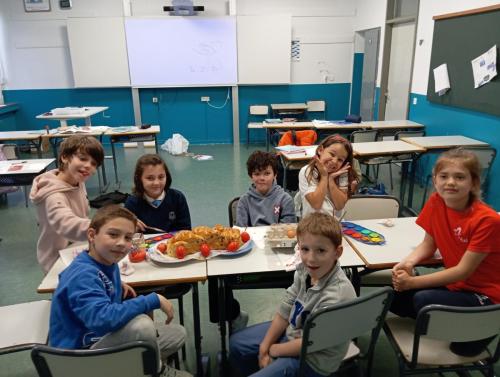 Proyectos de cocina, deportes, el Día de la Madre, la Pascua Ortodoxa y el Día de la Liberación / Küchenprojekte, Sport, Muttertag, orthodoxes Ostern und Tag der Befreiung