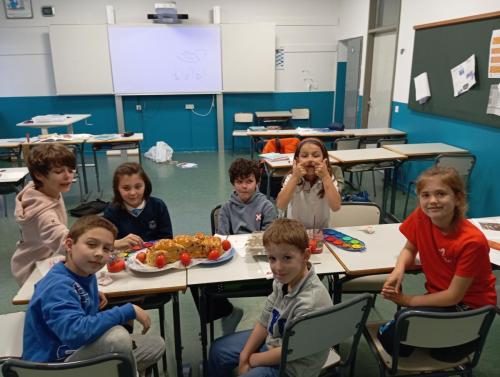 Proyectos de cocina, deportes, el Día de la Madre, la Pascua Ortodoxa y el Día de la Liberación / Küchenprojekte, Sport, Muttertag, orthodoxes Ostern und Tag der Befreiung