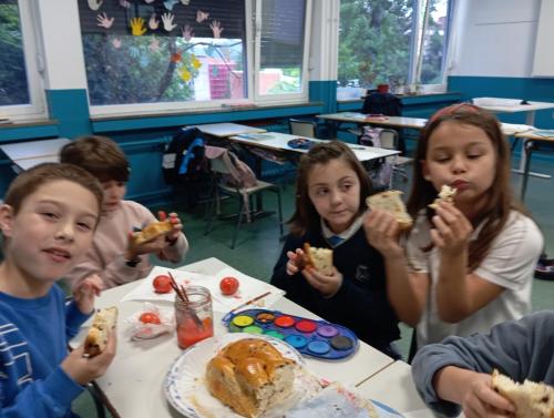 Proyectos de cocina, deportes, el Día de la Madre, la Pascua Ortodoxa y el Día de la Liberación / Küchenprojekte, Sport, Muttertag, orthodoxes Ostern und Tag der Befreiung