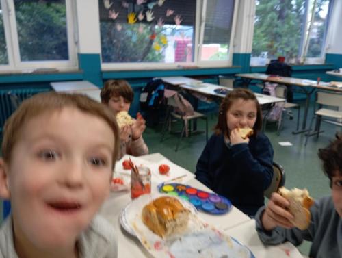 Proyectos de cocina, deportes, el Día de la Madre, la Pascua Ortodoxa y el Día de la Liberación / Küchenprojekte, Sport, Muttertag, orthodoxes Ostern und Tag der Befreiung