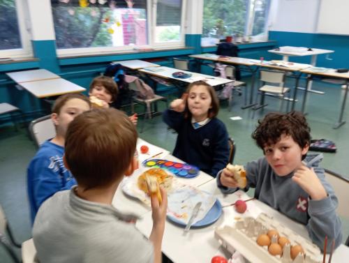 Proyectos de cocina, deportes, el Día de la Madre, la Pascua Ortodoxa y el Día de la Liberación / Küchenprojekte, Sport, Muttertag, orthodoxes Ostern und Tag der Befreiung