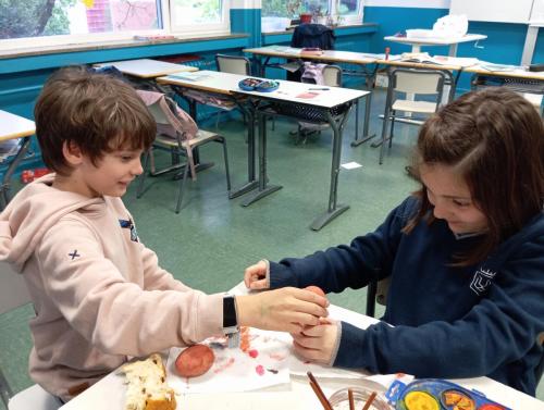 Proyectos de cocina, deportes, el Día de la Madre, la Pascua Ortodoxa y el Día de la Liberación / Küchenprojekte, Sport, Muttertag, orthodoxes Ostern und Tag der Befreiung