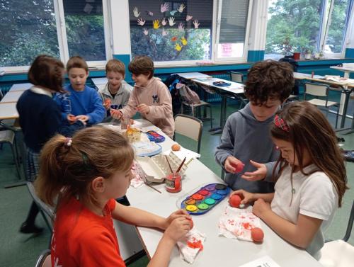 Proyectos de cocina, deportes, el Día de la Madre, la Pascua Ortodoxa y el Día de la Liberación / Küchenprojekte, Sport, Muttertag, orthodoxes Ostern und Tag der Befreiung