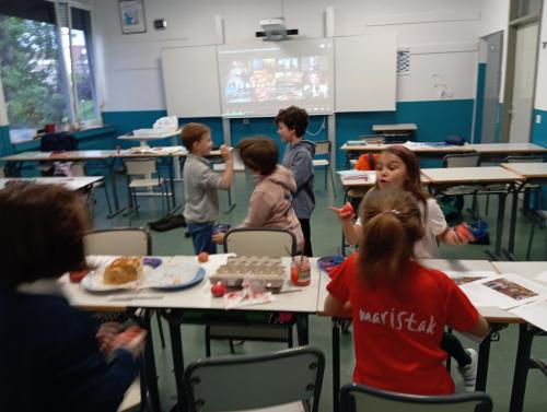 Proyectos de cocina, deportes, el Día de la Madre, la Pascua Ortodoxa y el Día de la Liberación / Küchenprojekte, Sport, Muttertag, orthodoxes Ostern und Tag der Befreiung