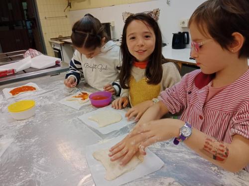 Proyectos de cocina, deportes, el Día de la Madre, la Pascua Ortodoxa y el Día de la Liberación / Küchenprojekte, Sport, Muttertag, orthodoxes Ostern und Tag der Befreiung