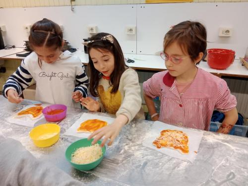 Proyectos de cocina, deportes, el Día de la Madre, la Pascua Ortodoxa y el Día de la Liberación / Küchenprojekte, Sport, Muttertag, orthodoxes Ostern und Tag der Befreiung