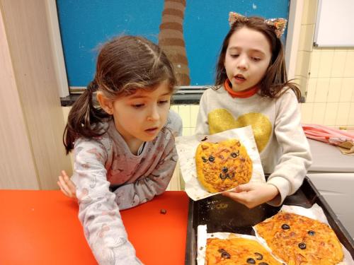 Proyectos de cocina, deportes, el Día de la Madre, la Pascua Ortodoxa y el Día de la Liberación / Küchenprojekte, Sport, Muttertag, orthodoxes Ostern und Tag der Befreiung