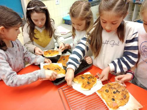 Proyectos de cocina, deportes, el Día de la Madre, la Pascua Ortodoxa y el Día de la Liberación / Küchenprojekte, Sport, Muttertag, orthodoxes Ostern und Tag der Befreiung