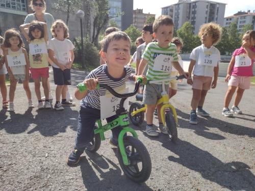 Explorando el Congo: Desafíos y Recursos Naturales – 4ta Etapa del Tour de France, Música y Hockey sobre ruedas / Wir erkunden den Kongo: Herausforderungen und natürliche Ressourcen – 4. Etappe der Tour de France, Musik und Inline Hockey