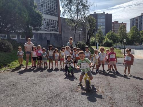 Explorando el Congo: Desafíos y Recursos Naturales – 4ta Etapa del Tour de France, Música y Hockey sobre ruedas / Wir erkunden den Kongo: Herausforderungen und natürliche Ressourcen – 4. Etappe der Tour de France, Musik und Inline Hockey