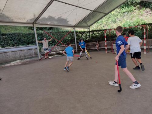 Explorando el Congo: Desafíos y Recursos Naturales – 4ta Etapa del Tour de France, Música y Hockey sobre ruedas / Wir erkunden den Kongo: Herausforderungen und natürliche Ressourcen – 4. Etappe der Tour de France, Musik und Inline Hockey