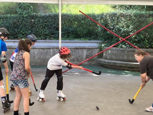 Explorando el Congo: Desafíos y Recursos Naturales – 4ta Etapa del Tour de France, Música y Hockey sobre ruedas / Wir erkunden den Kongo: Herausforderungen und natürliche Ressourcen – 4. Etappe der Tour de France, Musik und Inline Hockey