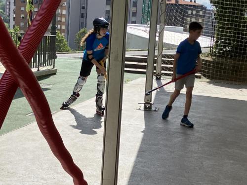 Explorando el Congo: Desafíos y Recursos Naturales – 4ta Etapa del Tour de France, Música y Hockey sobre ruedas / Wir erkunden den Kongo: Herausforderungen und natürliche Ressourcen – 4. Etappe der Tour de France, Musik und Inline Hockey