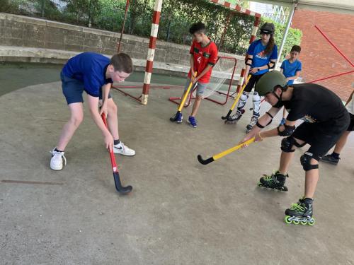Explorando el Congo: Desafíos y Recursos Naturales – 4ta Etapa del Tour de France, Música y Hockey sobre ruedas / Wir erkunden den Kongo: Herausforderungen und natürliche Ressourcen – 4. Etappe der Tour de France, Musik und Inline Hockey