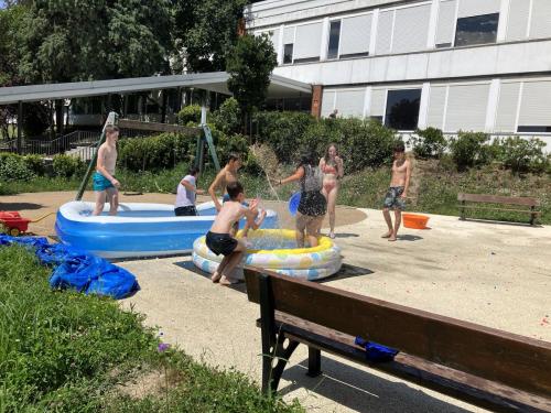 Explorando el Congo: Desafíos y Recursos Naturales – 4ta Etapa del Tour de France, Música y Hockey sobre ruedas / Wir erkunden den Kongo: Herausforderungen und natürliche Ressourcen – 4. Etappe der Tour de France, Musik und Inline Hockey
