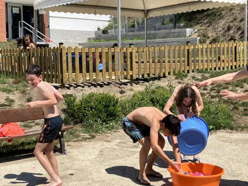 Explorando el Congo: Desafíos y Recursos Naturales – 4ta Etapa del Tour de France, Música y Hockey sobre ruedas / Wir erkunden den Kongo: Herausforderungen und natürliche Ressourcen – 4. Etappe der Tour de France, Musik und Inline Hockey