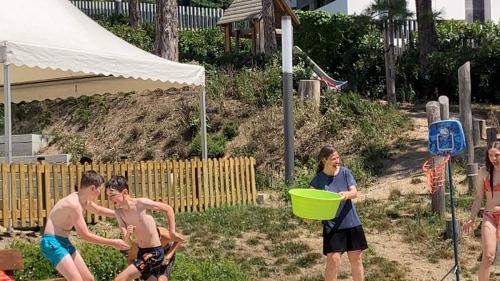 Explorando el Congo: Desafíos y Recursos Naturales – 4ta Etapa del Tour de France, Música y Hockey sobre ruedas / Wir erkunden den Kongo: Herausforderungen und natürliche Ressourcen – 4. Etappe der Tour de France, Musik und Inline Hockey