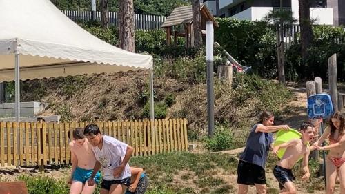 Explorando el Congo: Desafíos y Recursos Naturales – 4ta Etapa del Tour de France, Música y Hockey sobre ruedas / Wir erkunden den Kongo: Herausforderungen und natürliche Ressourcen – 4. Etappe der Tour de France, Musik und Inline Hockey
