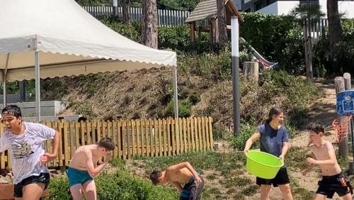 Explorando el Congo: Desafíos y Recursos Naturales – 4ta Etapa del Tour de France, Música y Hockey sobre ruedas / Wir erkunden den Kongo: Herausforderungen und natürliche Ressourcen – 4. Etappe der Tour de France, Musik und Inline Hockey