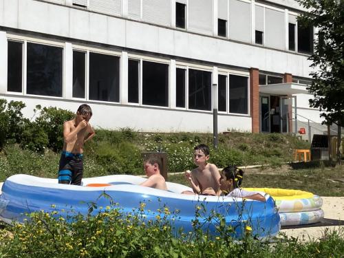 Explorando el Congo: Desafíos y Recursos Naturales – 4ta Etapa del Tour de France, Música y Hockey sobre ruedas / Wir erkunden den Kongo: Herausforderungen und natürliche Ressourcen – 4. Etappe der Tour de France, Musik und Inline Hockey