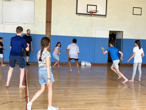 Explorando el Congo: Desafíos y Recursos Naturales – 4ta Etapa del Tour de France, Música y Hockey sobre ruedas / Wir erkunden den Kongo: Herausforderungen und natürliche Ressourcen – 4. Etappe der Tour de France, Musik und Inline Hockey