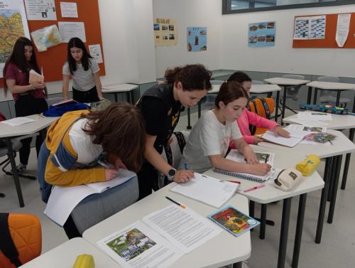 Proyecto STEM de pluviómetros, preparación para los exámenes oficiales, evento sobre el Campeonato Europeo de Atletismo y merendolas de fin de curso / STEM-Projekt mit Regenmessern, Vorbereitung auf offizielle Prüfungen, Event zur Leichtathletik Europameisterschaft und Abschlussfeiern am Ende des Kurses