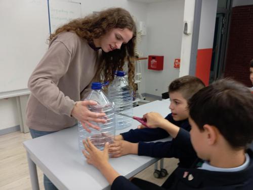 Proyecto STEM de pluviómetros, preparación para los exámenes oficiales, evento sobre el Campeonato Europeo de Atletismo y merendolas de fin de curso / STEM-Projekt mit Regenmessern, Vorbereitung auf offizielle Prüfungen, Event zur Leichtathletik Europameisterschaft und Abschlussfeiern am Ende des Kurses