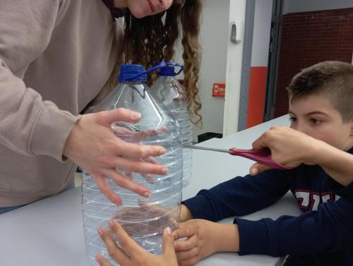 Proyecto STEM de pluviómetros, preparación para los exámenes oficiales, evento sobre el Campeonato Europeo de Atletismo y merendolas de fin de curso / STEM-Projekt mit Regenmessern, Vorbereitung auf offizielle Prüfungen, Event zur Leichtathletik Europameisterschaft und Abschlussfeiern am Ende des Kurses