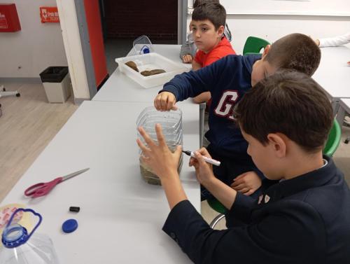 Proyecto STEM de pluviómetros, preparación para los exámenes oficiales, evento sobre el Campeonato Europeo de Atletismo y merendolas de fin de curso / STEM-Projekt mit Regenmessern, Vorbereitung auf offizielle Prüfungen, Event zur Leichtathletik Europameisterschaft und Abschlussfeiern am Ende des Kurses