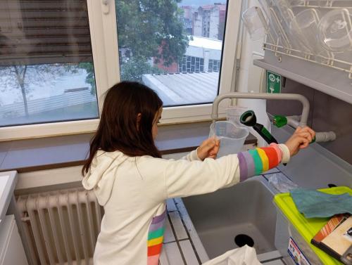 Proyecto STEM de pluviómetros, preparación para los exámenes oficiales, evento sobre el Campeonato Europeo de Atletismo y merendolas de fin de curso / STEM-Projekt mit Regenmessern, Vorbereitung auf offizielle Prüfungen, Event zur Leichtathletik Europameisterschaft und Abschlussfeiern am Ende des Kurses