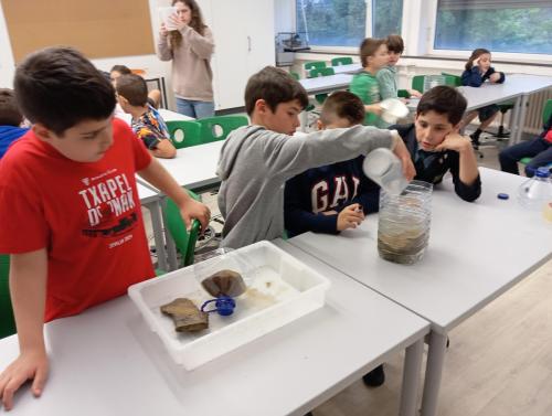 Proyecto STEM de pluviómetros, preparación para los exámenes oficiales, evento sobre el Campeonato Europeo de Atletismo y merendolas de fin de curso / STEM-Projekt mit Regenmessern, Vorbereitung auf offizielle Prüfungen, Event zur Leichtathletik Europameisterschaft und Abschlussfeiern am Ende des Kurses