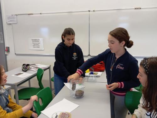 Proyecto STEM de pluviómetros, preparación para los exámenes oficiales, evento sobre el Campeonato Europeo de Atletismo y merendolas de fin de curso / STEM-Projekt mit Regenmessern, Vorbereitung auf offizielle Prüfungen, Event zur Leichtathletik Europameisterschaft und Abschlussfeiern am Ende des Kurses