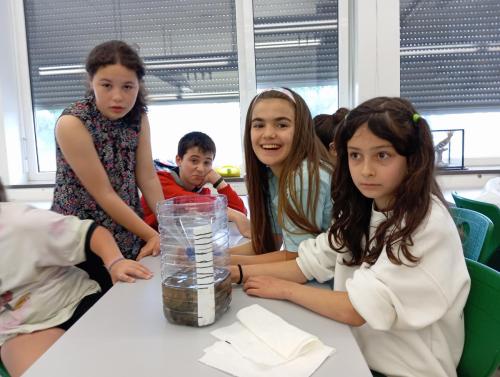 Proyecto STEM de pluviómetros, preparación para los exámenes oficiales, evento sobre el Campeonato Europeo de Atletismo y merendolas de fin de curso / STEM-Projekt mit Regenmessern, Vorbereitung auf offizielle Prüfungen, Event zur Leichtathletik Europameisterschaft und Abschlussfeiern am Ende des Kurses