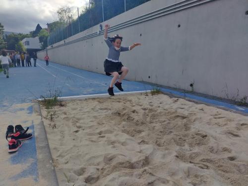 Proyecto STEM de pluviómetros, preparación para los exámenes oficiales, evento sobre el Campeonato Europeo de Atletismo y merendolas de fin de curso / STEM-Projekt mit Regenmessern, Vorbereitung auf offizielle Prüfungen, Event zur Leichtathletik Europameisterschaft und Abschlussfeiern am Ende des Kurses