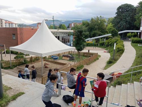 Proyecto STEM de pluviómetros, preparación para los exámenes oficiales, evento sobre el Campeonato Europeo de Atletismo y merendolas de fin de curso / STEM-Projekt mit Regenmessern, Vorbereitung auf offizielle Prüfungen, Event zur Leichtathletik Europameisterschaft und Abschlussfeiern am Ende des Kurses