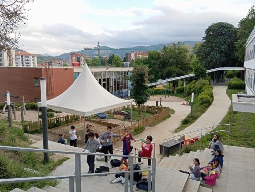 Proyecto STEM de pluviómetros, preparación para los exámenes oficiales, evento sobre el Campeonato Europeo de Atletismo y merendolas de fin de curso / STEM-Projekt mit Regenmessern, Vorbereitung auf offizielle Prüfungen, Event zur Leichtathletik Europameisterschaft und Abschlussfeiern am Ende des Kurses