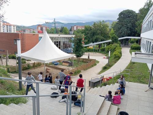 Proyecto STEM de pluviómetros, preparación para los exámenes oficiales, evento sobre el Campeonato Europeo de Atletismo y merendolas de fin de curso / STEM-Projekt mit Regenmessern, Vorbereitung auf offizielle Prüfungen, Event zur Leichtathletik Europameisterschaft und Abschlussfeiern am Ende des Kurses