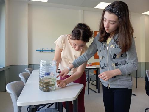 Proyecto STEM de pluviómetros, preparación para los exámenes oficiales, evento sobre el Campeonato Europeo de Atletismo y merendolas de fin de curso / STEM-Projekt mit Regenmessern, Vorbereitung auf offizielle Prüfungen, Event zur Leichtathletik Europameisterschaft und Abschlussfeiern am Ende des Kurses