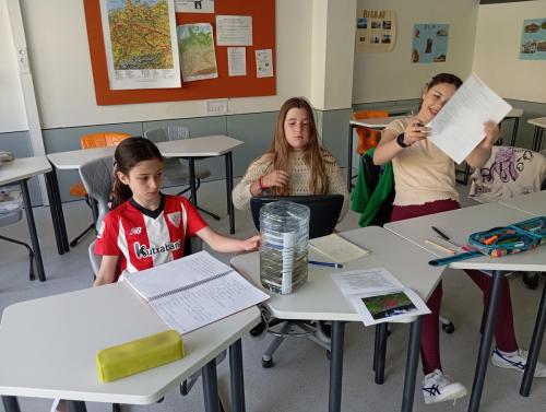 Proyecto STEM de pluviómetros, preparación para los exámenes oficiales, evento sobre el Campeonato Europeo de Atletismo y merendolas de fin de curso / STEM-Projekt mit Regenmessern, Vorbereitung auf offizielle Prüfungen, Event zur Leichtathletik Europameisterschaft und Abschlussfeiern am Ende des Kurses