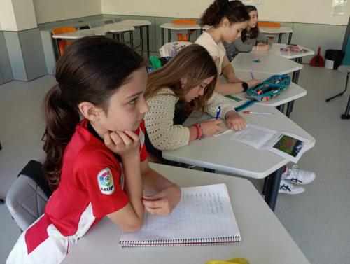 Proyecto STEM de pluviómetros, preparación para los exámenes oficiales, evento sobre el Campeonato Europeo de Atletismo y merendolas de fin de curso / STEM-Projekt mit Regenmessern, Vorbereitung auf offizielle Prüfungen, Event zur Leichtathletik Europameisterschaft und Abschlussfeiern am Ende des Kurses