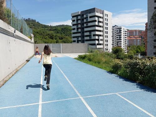 Proyecto STEM de pluviómetros, preparación para los exámenes oficiales, evento sobre el Campeonato Europeo de Atletismo y merendolas de fin de curso / STEM-Projekt mit Regenmessern, Vorbereitung auf offizielle Prüfungen, Event zur Leichtathletik Europameisterschaft und Abschlussfeiern am Ende des Kurses