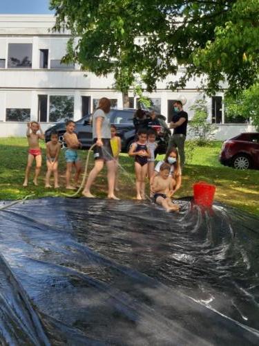 ¡Tobogán de agua y día de baño! / Wasserrutsche und Badetag!