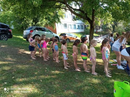 ¡Tobogán de agua y día de baño! / Wasserrutsche und Badetag!